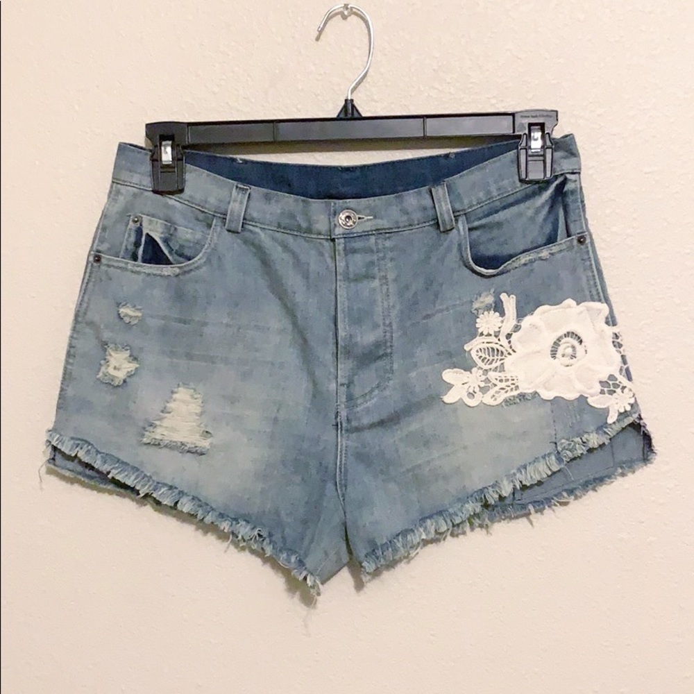 POL Button‎ Fly Lace Distressed Shorts